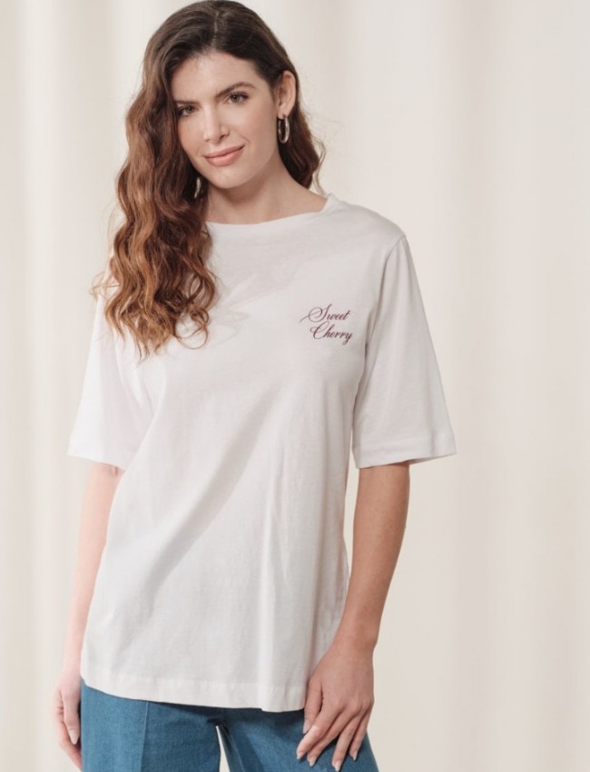 Λευκή oversized κοντομάνικη Cherry μπλούζα, με κλειστή στρογγυλή λαιμόκοψη και τύπωμα μπροστά και στην πλάτη Enzzo 
