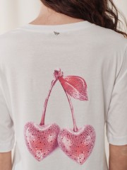Λευκή oversized κοντομάνικη Cherry μπλούζα, με κλειστή στρογγυλή λαιμόκοψη και τύπωμα μπροστά και στην πλάτη Enzzo 