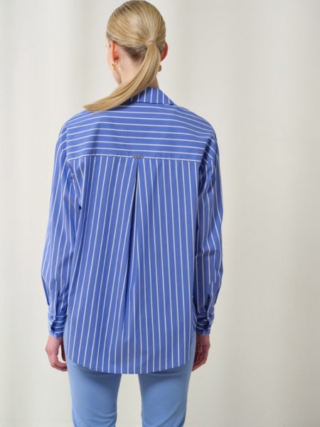 Ριγέ σιελ oversized μακρυμάνικο βαμβακερό πουκάμισο Niam με κουφόπιετα στην πλάτη, ρεγκλάν μανικοκόλληση και μπροστινό κλείσιμο με κουμπιά Enzzo