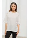 Λευκή κοντομάνικη oversized Maren μπλούζα, με ρεγκλάν μανικοκόλληση, κλειστή στρογγυλή λαιμόκοψη και κέντημα στους ώμους Enzzo 