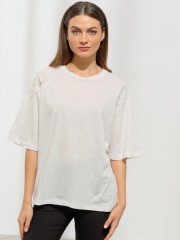 Λευκή κοντομάνικη oversized Maren μπλούζα, με ρεγκλάν μανικοκόλληση, κλειστή στρογγυλή λαιμόκοψη και κέντημα στους ώμους Enzzo 