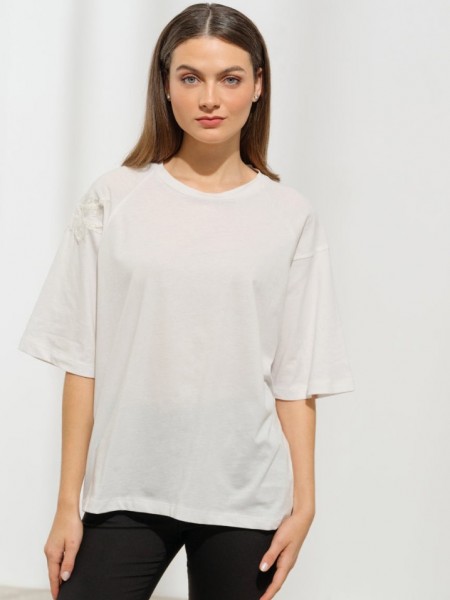 Λευκή κοντομάνικη oversized Maren μπλούζα, με ρεγκλάν μανικοκόλληση, κλειστή στρογγυλή λαιμόκοψη και κέντημα στους ώμους Enzzo 