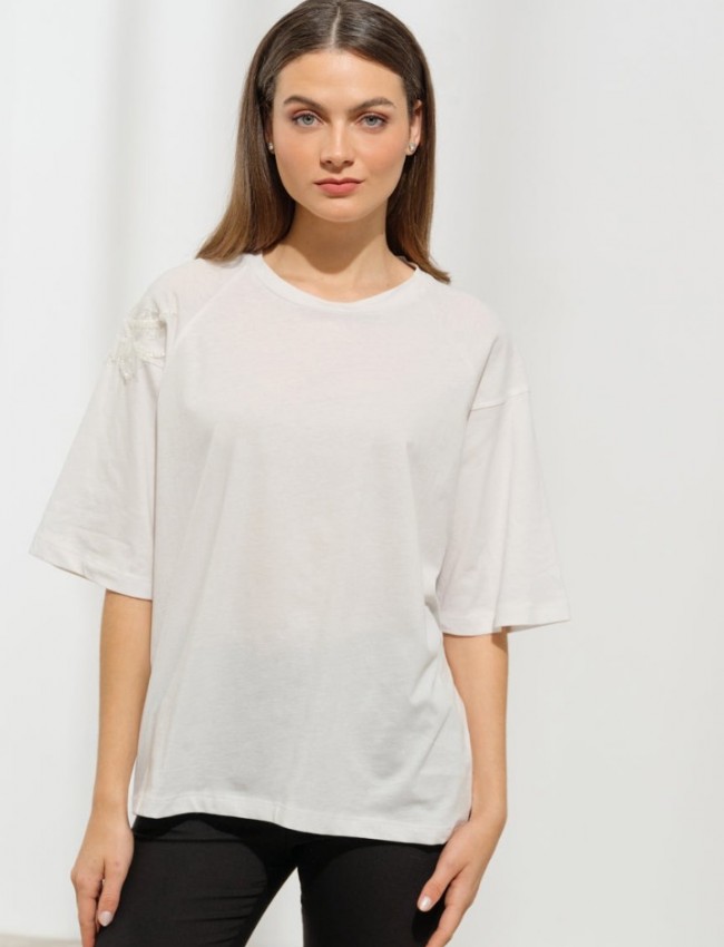 Λευκή κοντομάνικη oversized Maren μπλούζα, με ρεγκλάν μανικοκόλληση, κλειστή στρογγυλή λαιμόκοψη και κέντημα στους ώμους Enzzo 
