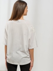 Λευκή κοντομάνικη oversized Maren μπλούζα, με ρεγκλάν μανικοκόλληση, κλειστή στρογγυλή λαιμόκοψη και κέντημα στους ώμους Enzzo 