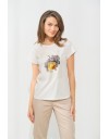 Λευκό βαμβακερό κοντομάνικο t-shirt Martina με κλειστή στρογγυλή  λαιμόκοψη, σε ίσια γραμμή και μπροστινό τύπωμα με κίτρινα  σταφύλια Enzzo