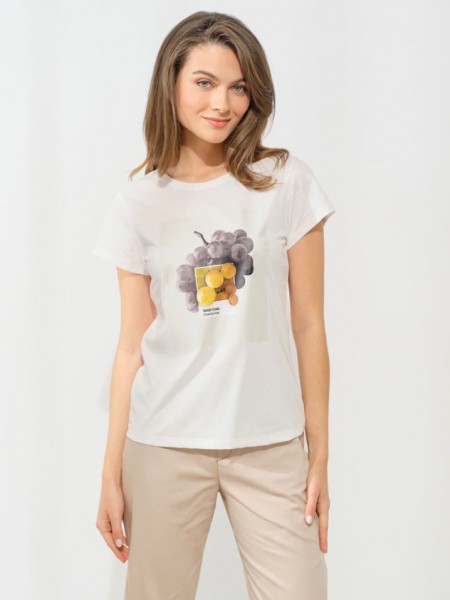 Λευκό βαμβακερό κοντομάνικο t-shirt Martina με κλειστή στρογγυλή  λαιμόκοψη, σε ίσια γραμμή και μπροστινό τύπωμα με κίτρινα  σταφύλια Enzzo