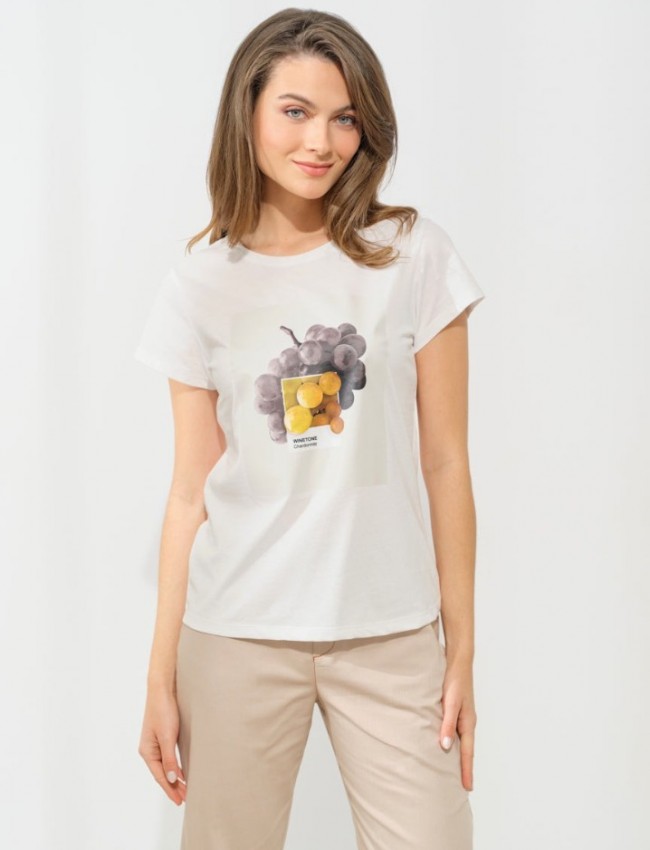 Λευκό βαμβακερό κοντομάνικο t-shirt Martina με κλειστή στρογγυλή  λαιμόκοψη, σε ίσια γραμμή και μπροστινό τύπωμα με κίτρινα  σταφύλια Enzzo