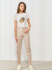 Λευκό βαμβακερό κοντομάνικο t-shirt Martina με κλειστή στρογγυλή  λαιμόκοψη, σε ίσια γραμμή και μπροστινό τύπωμα με κίτρινα  σταφύλια Enzzo