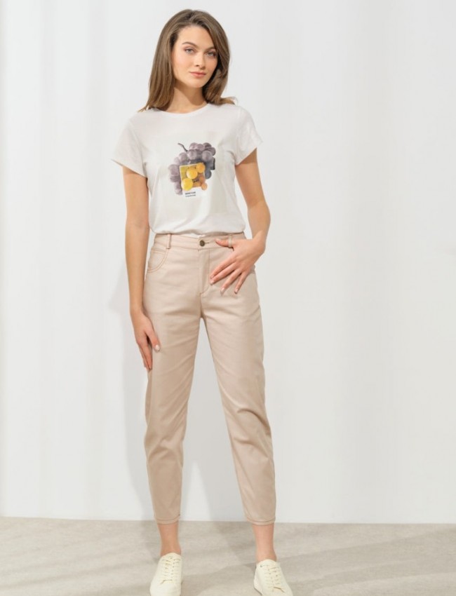 Λευκό βαμβακερό κοντομάνικο t-shirt Martina με κλειστή στρογγυλή  λαιμόκοψη, σε ίσια γραμμή και μπροστινό τύπωμα με κίτρινα  σταφύλια Enzzo