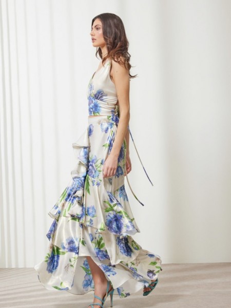 Floral printed μπλε μεταλλιζέ maxi Aubrey φούστα, με βολάν σε επίπεδα, κάθετο βολάν με μπροστινό σκίσιμο, λάστιχο πίσω στην μέση και κλείσιμο με κρυφό φερμουάρ στο πλάι Enzzo  