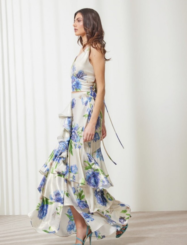 Floral printed μπλε μεταλλιζέ maxi Aubrey φούστα, με βολάν σε επίπεδα, κάθετο βολάν με μπροστινό σκίσιμο, λάστιχο πίσω στην μέση και κλείσιμο με κρυφό φερμουάρ στο πλάι Enzzo  