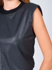 Μαύρη αμάνικη faux-leather μπλούζα με στρογγυλή λαιμόκοψη, βάτες και ριπ τελείωματα Enzzo