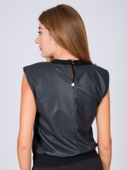 Μαύρη αμάνικη faux-leather μπλούζα με στρογγυλή λαιμόκοψη, βάτες και ριπ τελείωματα Enzzo