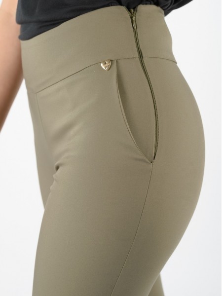 Χακί ψηλόμεσο ελαστικό skinny παντελόνι με σταθερή μπάσκα στη μέση, μικρές πλαϊνές τσέπες και κλείσιμο με φερμουάρ στο πλάι Enzzo