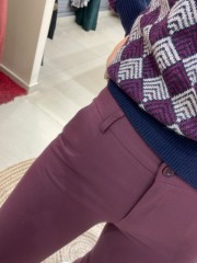 Μελιτζανί basic παντελόνι αστραγάλου με πλαϊνές τσέπες, μικρό άνοιγμα στον ποδόγυρο και κλείσιμο με φερμουάρ και κουμπί μπροστά Enzzo