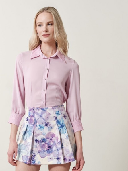 Floral printed λιλά ψηλόμεση κοντή φούστα Avril με μπροστινές πιέτες , εσωτερικό σορτς και κλείσιμο με κρυφό φερμουάρ στο πλάι Enzzo