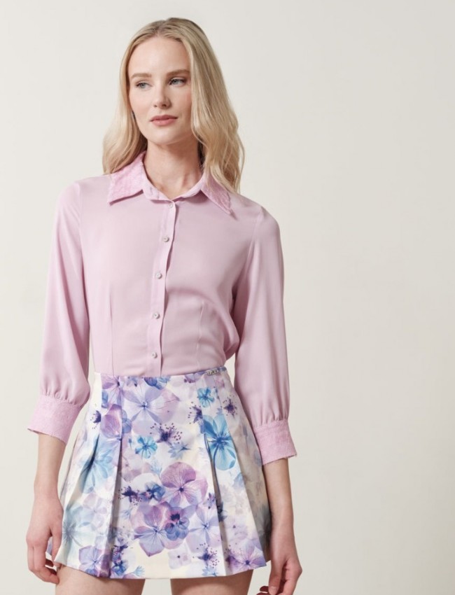 Floral printed λιλά ψηλόμεση κοντή φούστα Avril με μπροστινές πιέτες , εσωτερικό σορτς και κλείσιμο με κρυφό φερμουάρ στο πλάι Enzzo