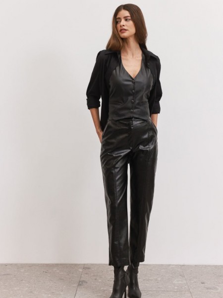 Μαύρο ψηλόμεσο faux-leather παντελόνι αστραγάλου, σε ίσια γραμμή, πλαινές τσέπες, μπροστινό εξώραφο και κρυφό εσωτερικό κούμπωμα Enzzo