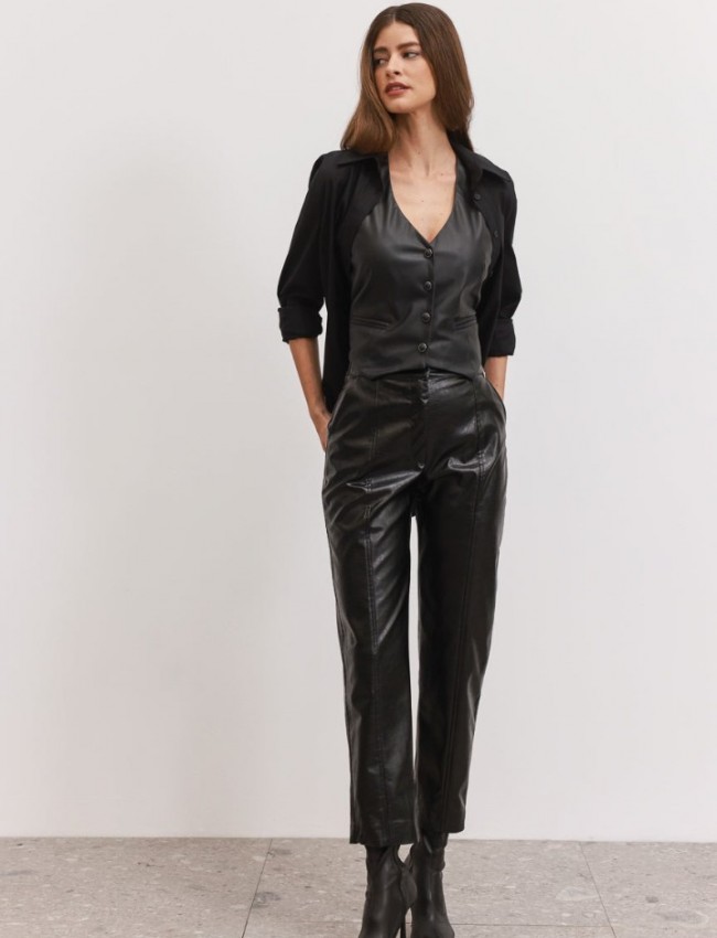 Μαύρο ψηλόμεσο faux-leather παντελόνι αστραγάλου, σε ίσια γραμμή, πλαινές τσέπες, μπροστινό εξώραφο και κρυφό εσωτερικό κούμπωμα Enzzo