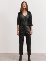 Μαύρο ψηλόμεσο faux-leather παντελόνι αστραγάλου, σε ίσια γραμμή, πλαινές τσέπες, μπροστινό εξώραφο και κρυφό εσωτερικό κούμπωμα Enzzo