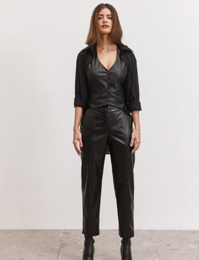 Μαύρο ψηλόμεσο faux-leather παντελόνι αστραγάλου, σε ίσια γραμμή, πλαινές τσέπες, μπροστινό εξώραφο και κρυφό εσωτερικό κούμπωμα Enzzo