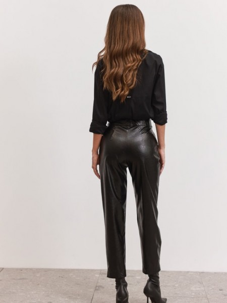 Μαύρο ψηλόμεσο faux-leather παντελόνι αστραγάλου, σε ίσια γραμμή, πλαινές τσέπες, μπροστινό εξώραφο και κρυφό εσωτερικό κούμπωμα Enzzo