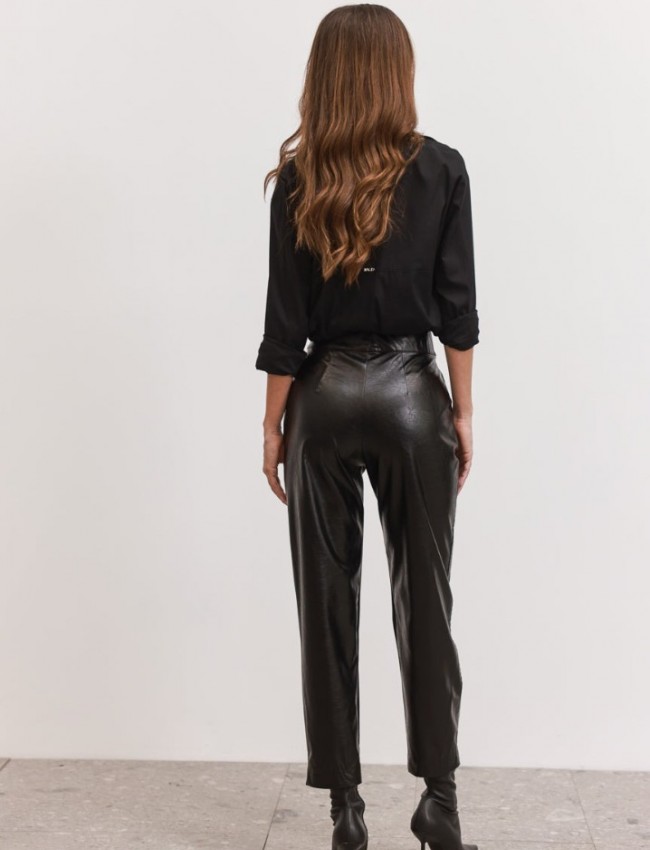 Μαύρο ψηλόμεσο faux-leather παντελόνι αστραγάλου, σε ίσια γραμμή, πλαινές τσέπες, μπροστινό εξώραφο και κρυφό εσωτερικό κούμπωμα Enzzo