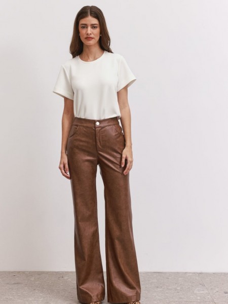 Ταμπά ψηλόμεσο faux-leather παντελόνι Rockwell  καμπάνα, με μπροατινές στρογγυλεμένες τσέπες  και κλείσιμο με κρυφό φερμουάρ και κουμπί μπροστά Enzzo