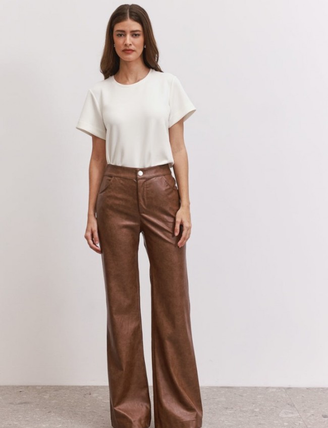 Ταμπά ψηλόμεσο faux-leather παντελόνι Rockwell  καμπάνα, με μπροατινές στρογγυλεμένες τσέπες  και κλείσιμο με κρυφό φερμουάρ και κουμπί μπροστά Enzzo
