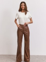 Ταμπά ψηλόμεσο faux-leather παντελόνι Rockwell  καμπάνα, με μπροατινές στρογγυλεμένες τσέπες  και κλείσιμο με κρυφό φερμουάρ και κουμπί μπροστά Enzzo