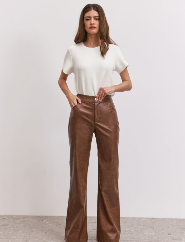 Ταμπά ψηλόμεσο faux-leather παντελόνι Rockwell  καμπάνα, με μπροατινές στρογγυλεμένες τσέπες  και κλείσιμο με κρυφό φερμουάρ και κουμπί μπροστά Enzzo