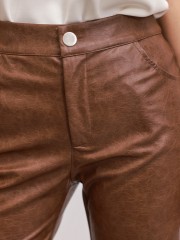 Ταμπά ψηλόμεσο faux-leather παντελόνι Rockwell  καμπάνα, με μπροατινές στρογγυλεμένες τσέπες  και κλείσιμο με κρυφό φερμουάρ και κουμπί μπροστά Enzzo