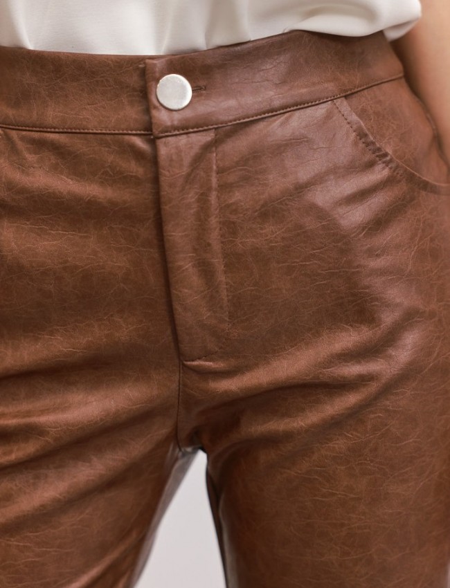 Ταμπά ψηλόμεσο faux-leather παντελόνι Rockwell  καμπάνα, με μπροατινές στρογγυλεμένες τσέπες  και κλείσιμο με κρυφό φερμουάρ και κουμπί μπροστά Enzzo