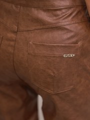 Ταμπά ψηλόμεσο faux-leather παντελόνι Rockwell  καμπάνα, με μπροατινές στρογγυλεμένες τσέπες  και κλείσιμο με κρυφό φερμουάρ και κουμπί μπροστά Enzzo