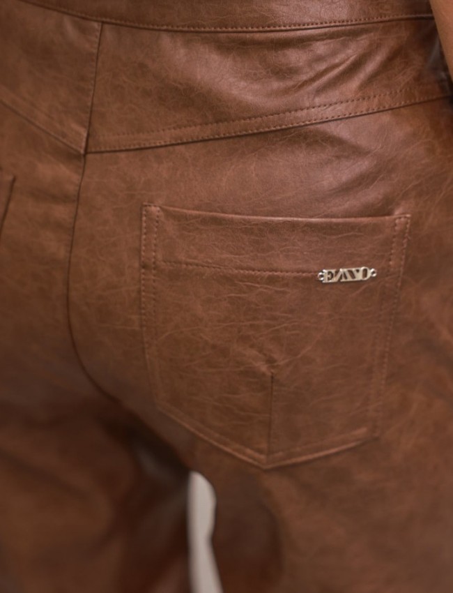 Ταμπά ψηλόμεσο faux-leather παντελόνι Rockwell  καμπάνα, με μπροατινές στρογγυλεμένες τσέπες  και κλείσιμο με κρυφό φερμουάρ και κουμπί μπροστά Enzzo
