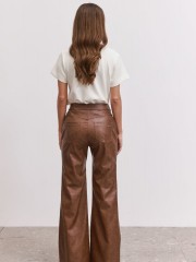 Ταμπά ψηλόμεσο faux-leather παντελόνι Rockwell  καμπάνα, με μπροατινές στρογγυλεμένες τσέπες  και κλείσιμο με κρυφό φερμουάρ και κουμπί μπροστά Enzzo