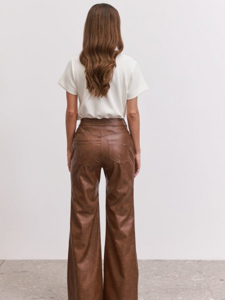 Ταμπά ψηλόμεσο faux-leather παντελόνι Rockwell  καμπάνα, με μπροατινές στρογγυλεμένες τσέπες  και κλείσιμο με κρυφό φερμουάρ και κουμπί μπροστά Enzzo