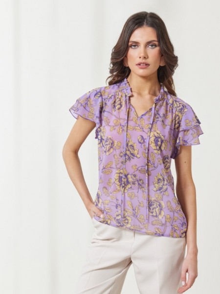 Floral printed λιλά κοντομάνικη μουσελίνα μπλούζα  Jade σε ίσια γραμμή, με άνοιγμα στον μάο γιακά και βολάν στα μανίκια Enzzo