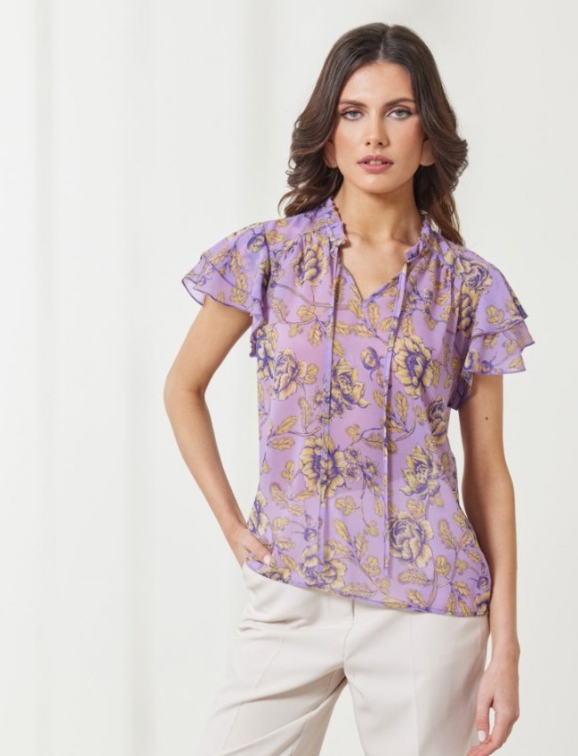 Floral printed λιλά κοντομάνικη μουσελίνα μπλούζα  Jade σε ίσια γραμμή, με άνοιγμα στον μάο γιακά και βολάν στα μανίκια Enzzo