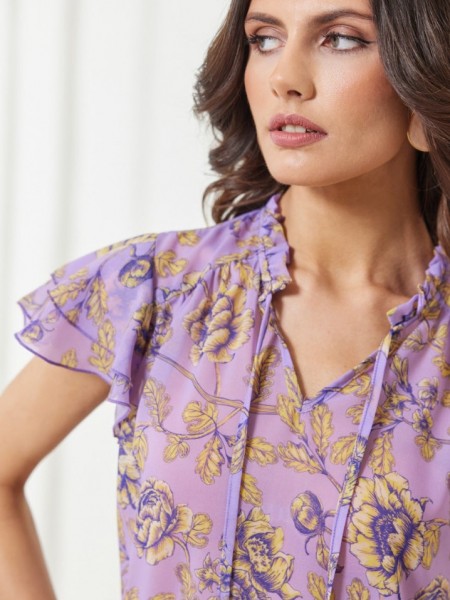 Floral printed λιλά κοντομάνικη μουσελίνα μπλούζα  Jade σε ίσια γραμμή, με άνοιγμα στον μάο γιακά και βολάν στα μανίκια Enzzo