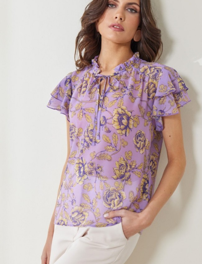 Floral printed λιλά κοντομάνικη μουσελίνα μπλούζα  Jade σε ίσια γραμμή, με άνοιγμα στον μάο γιακά και βολάν στα μανίκια Enzzo