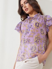 Floral printed λιλά κοντομάνικη μουσελίνα μπλούζα  Jade σε ίσια γραμμή, με άνοιγμα στον μάο γιακά και βολάν στα μανίκια Enzzo