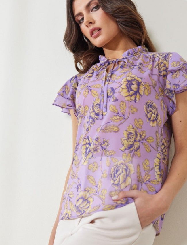 Floral printed λιλά κοντομάνικη μουσελίνα μπλούζα  Jade σε ίσια γραμμή, με άνοιγμα στον μάο γιακά και βολάν στα μανίκια Enzzo