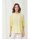 Κίτρινη κοντομάνικη oversized Maren μπλούζα, με ρεγκλάν μανικοκόλληση, κλειστή στρογγυλή λαιμόκοψη και κέντημα στους ώμους Enzzo 