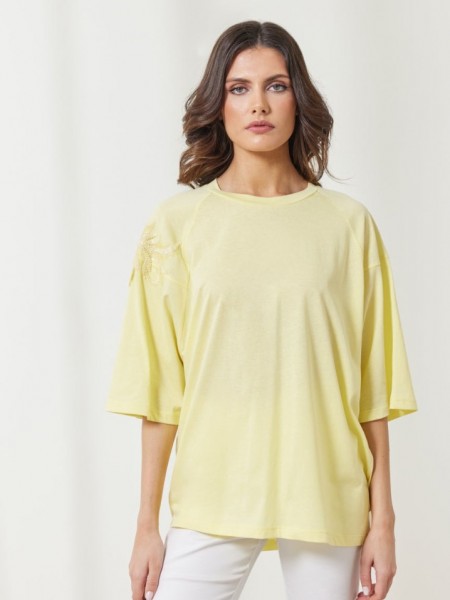 Κίτρινη κοντομάνικη oversized Maren μπλούζα, με ρεγκλάν μανικοκόλληση, κλειστή στρογγυλή λαιμόκοψη και κέντημα στους ώμους Enzzo 