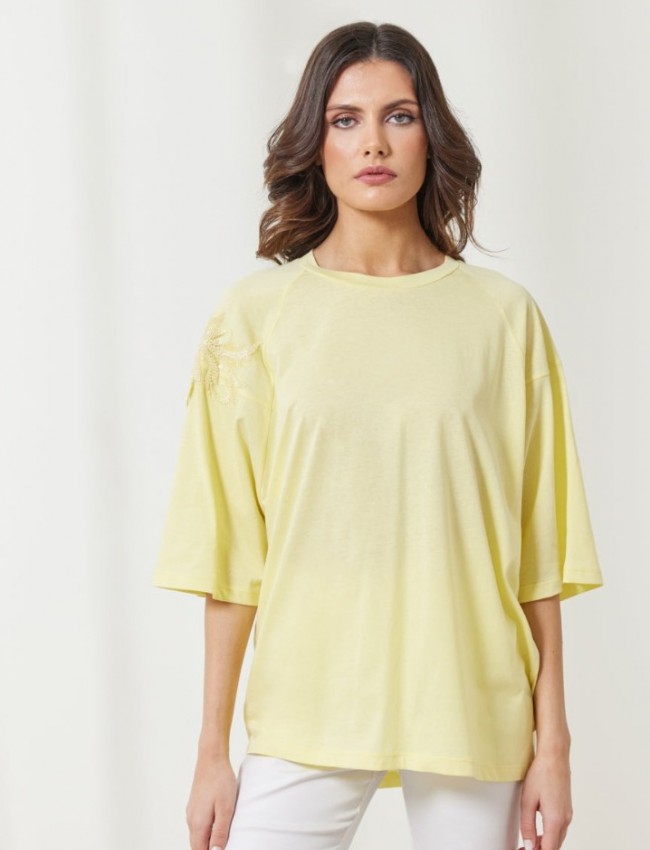 Κίτρινη κοντομάνικη oversized Maren μπλούζα, με ρεγκλάν μανικοκόλληση, κλειστή στρογγυλή λαιμόκοψη και κέντημα στους ώμους Enzzo 