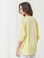 Κίτρινη κοντομάνικη oversized Maren μπλούζα, με ρεγκλάν μανικοκόλληση, κλειστή στρογγυλή λαιμόκοψη και κέντημα στους ώμους Enzzo 