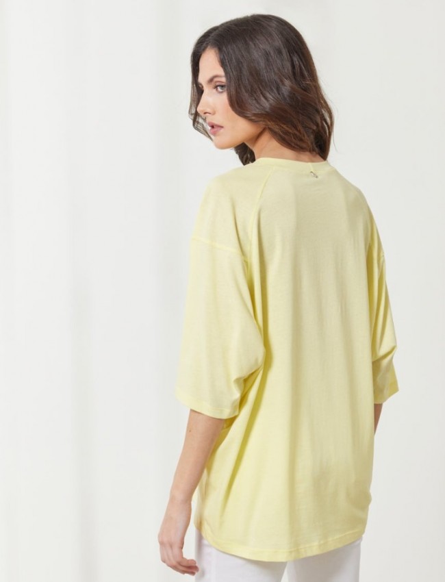Κίτρινη κοντομάνικη oversized Maren μπλούζα, με ρεγκλάν μανικοκόλληση, κλειστή στρογγυλή λαιμόκοψη και κέντημα στους ώμους Enzzo 
