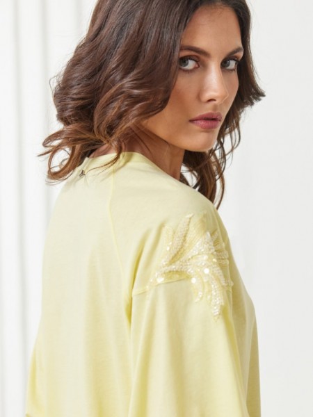Κίτρινη κοντομάνικη oversized Maren μπλούζα, με ρεγκλάν μανικοκόλληση, κλειστή στρογγυλή λαιμόκοψη και κέντημα στους ώμους Enzzo 