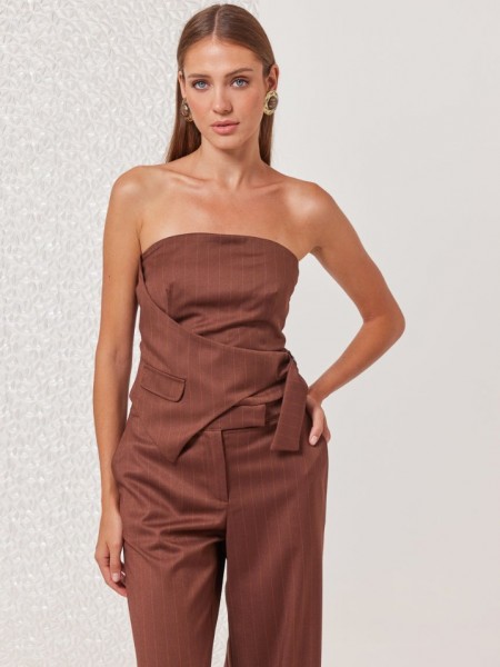 Ριγέ καφέ strapless μπλούζα Adaline με ιδιαίτερο σχεδιαστικό δέσιμο στο πλάι και κλείσιμο με φερμουάρ στην πλάτη Enzzo 